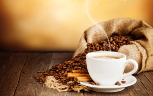 kaffe, kaffebønner og kaffekop