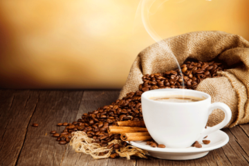 kaffe, kaffebønner og kaffekop